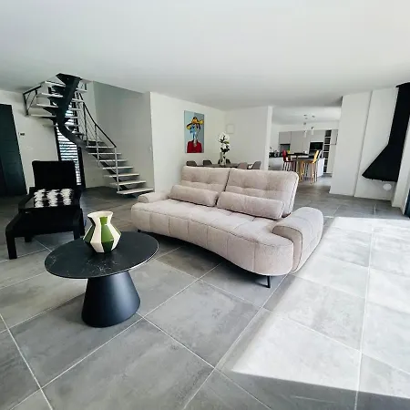 Moderne Spacieuse Garage Villa