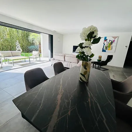 Moderne Spacieuse Garage Villa