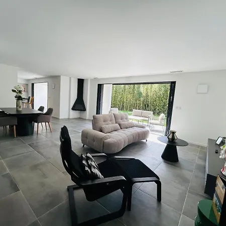 Moderne Spacieuse Garage Vila *